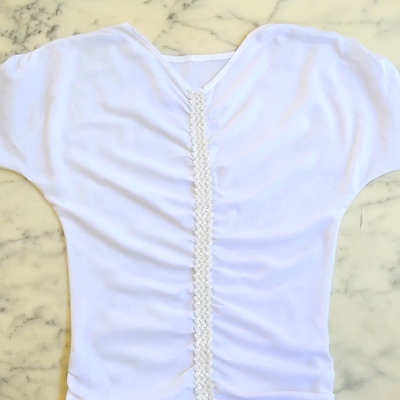Long Short Sleeve Top with front sparkling design, elastic shoulders and sides. - Picture 4 of 7
